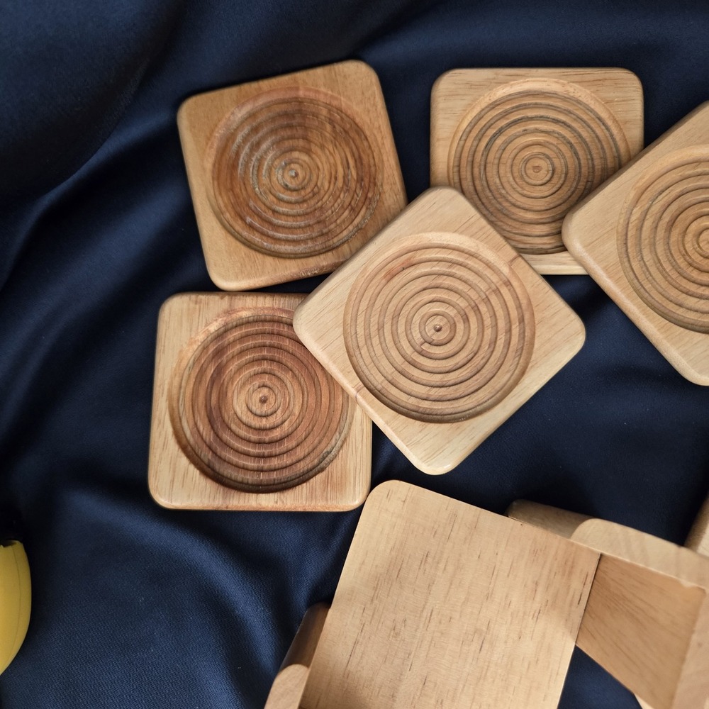 Dolphin Genuine Beechwood Wooden Holder and 8 Coasters Condensation Catch Rings - Picture 3 of 11